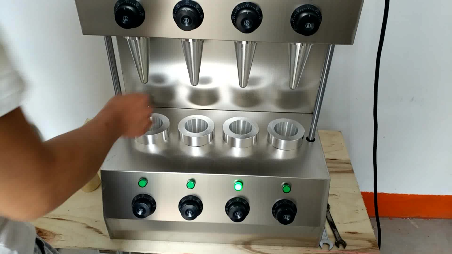 Commercial 4 Kono Pizza Cone Making Machine Electric Italy Cone Pizza