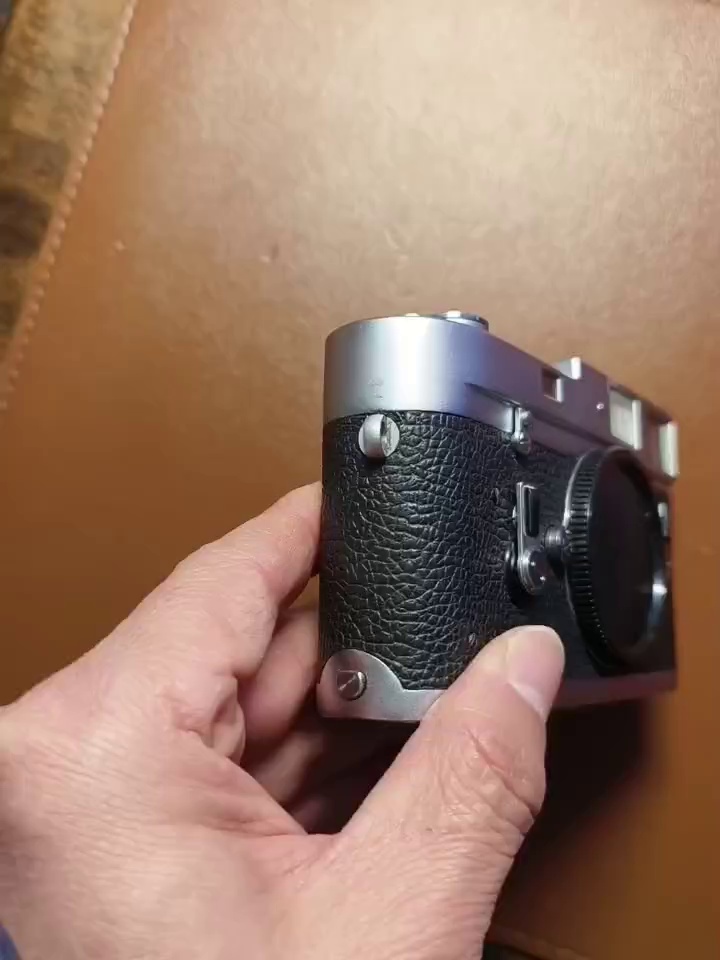 胶片党疯了。徕卡M3银版居然还活着。