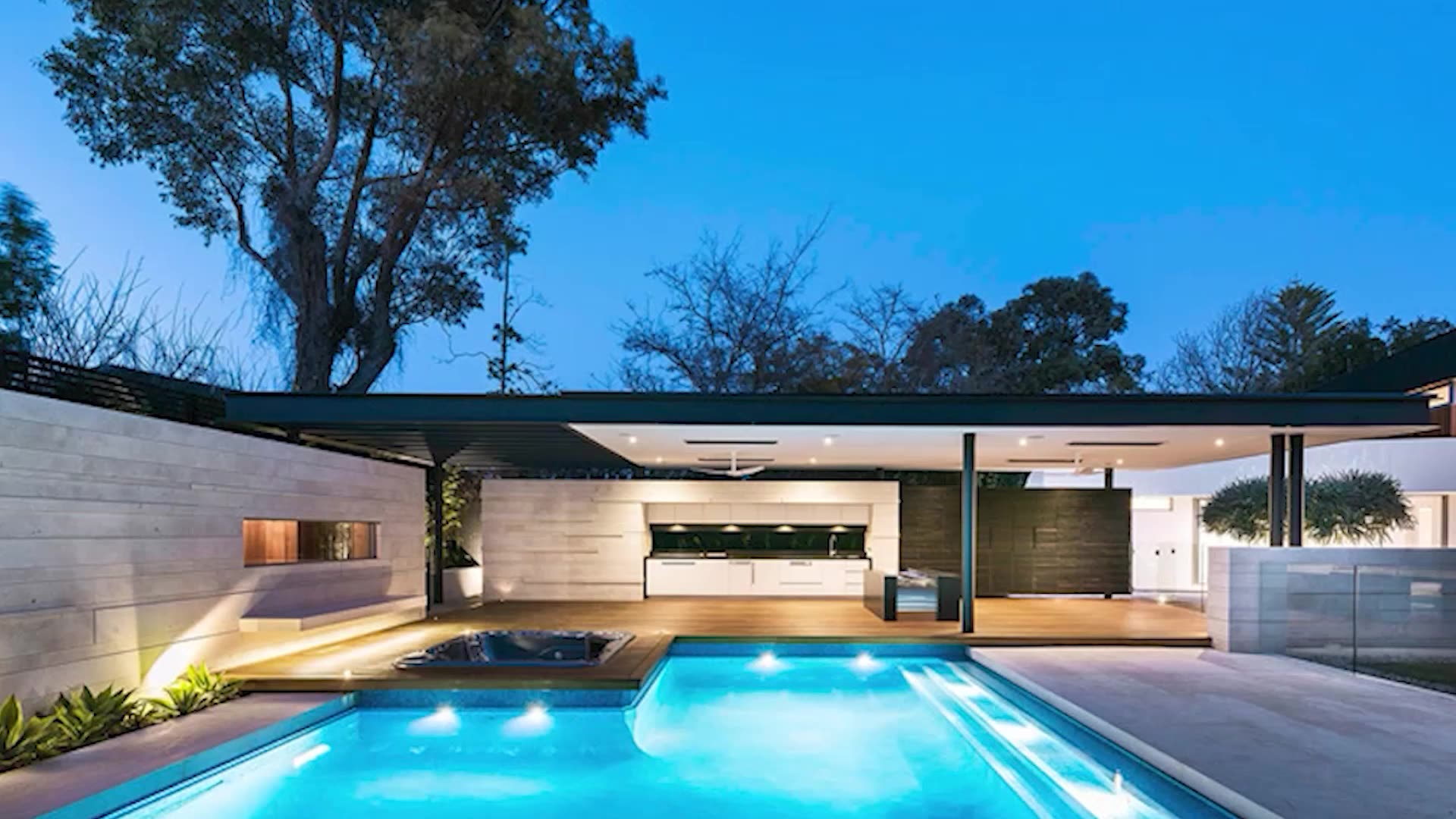 Интерьер помещения с бассейном в стиле минимализм. Бассейн хай тек. Трёхэтажный дом с бассейном. Бассейн хай тек. Дом в стиле хайтек бассейн внутри.