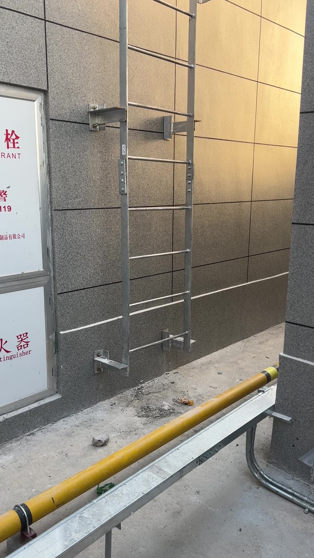 上屋面钢爬梯镀锌钢爬梯护笼钢管直梯靠墙梯池消防水池爬梯厂家-阿里巴巴