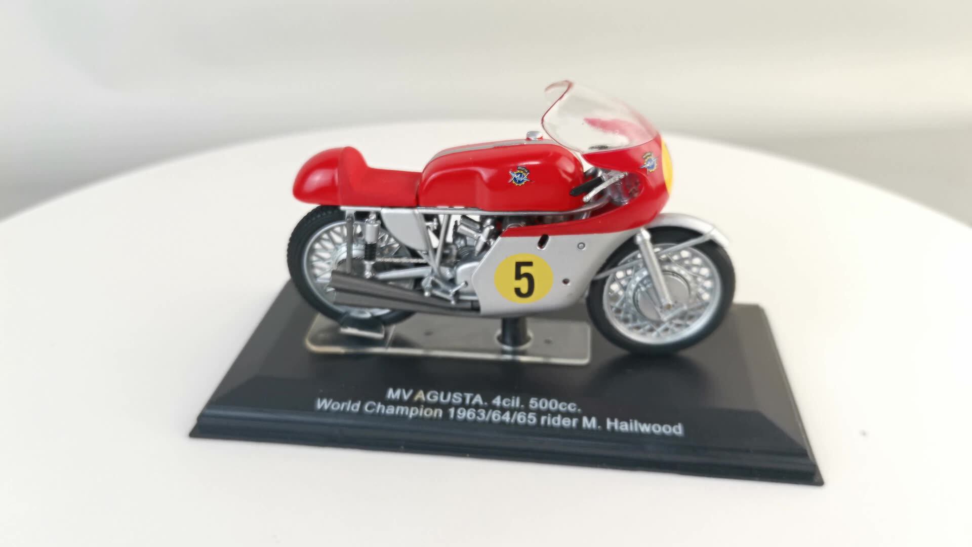 1:22 scale Italeri MV Agusta 500cc World Champion 1963 No.5 Rider
