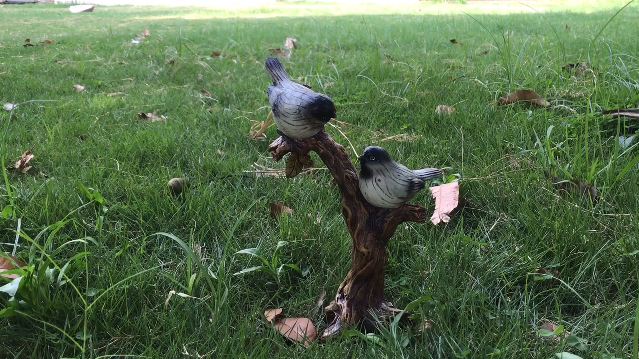 Customized Garden Decor Realistic Polyresin Bird On Branch Figurine