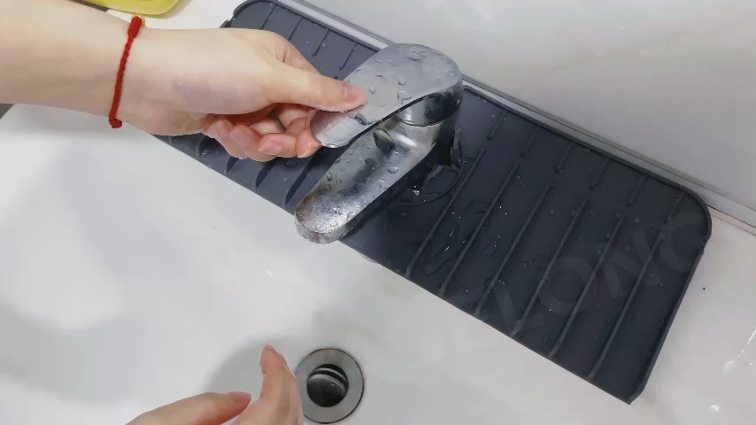 Силиконовый коврик для раковины на кран. Силиконовый коврик для раковины на кран