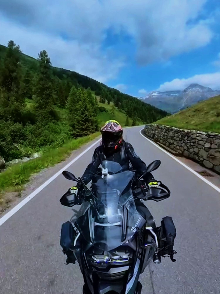 68块的大力夹，真能够扛住我飙车时的风速。