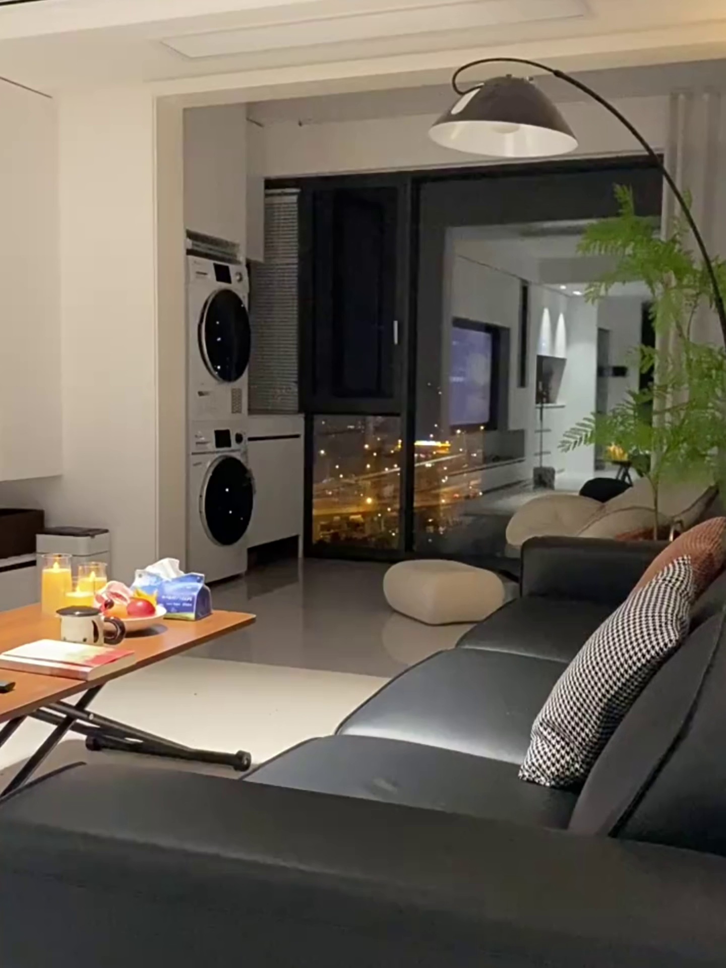 学生党&上班族狂喜。这个款能够以升降床边桌让我修习效可翻倍