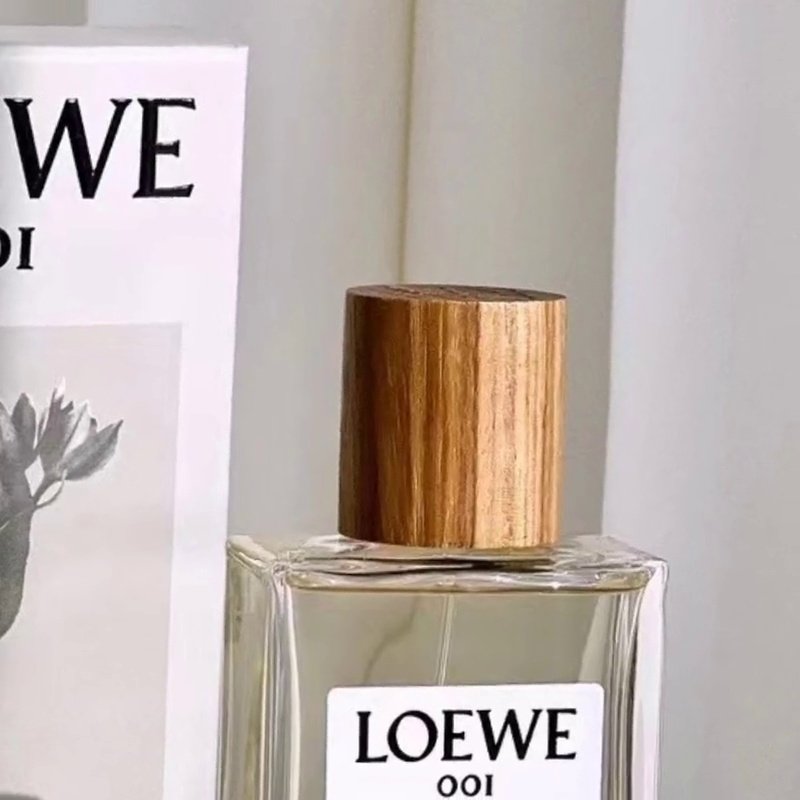 LOEWE罗意威001香水测评｜事后清晨的暧昧余温，木调香也能甜到心尖上