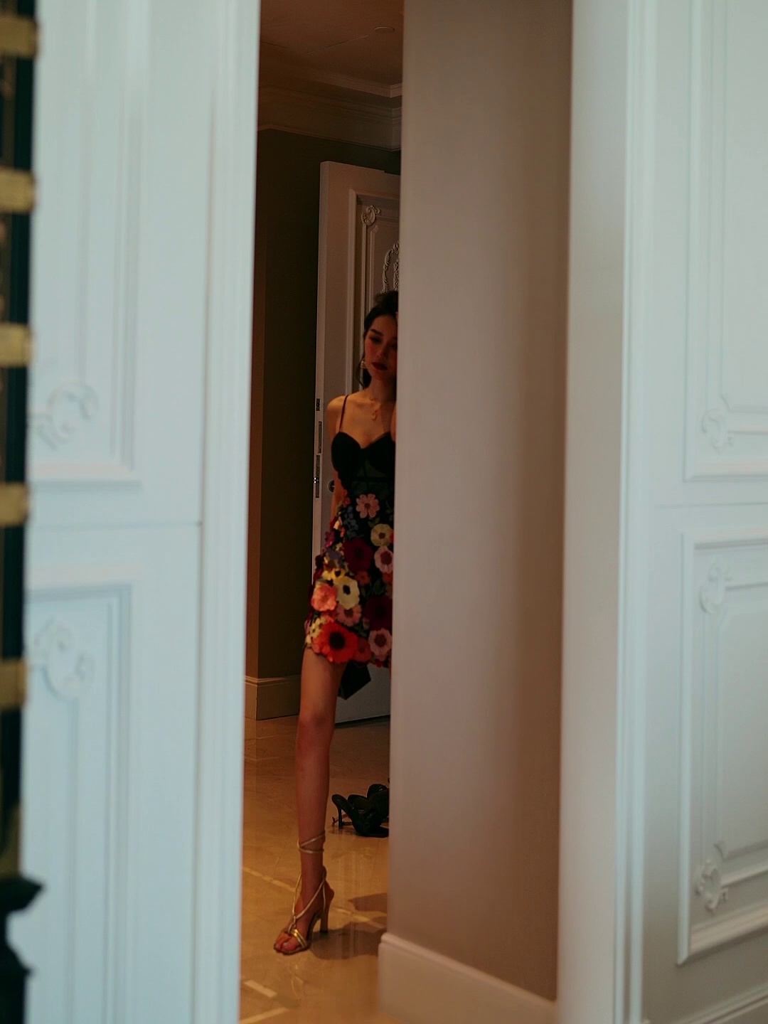 法式复古连衣裙穿建立议｜立体花朵吊带裙因何穿出高级感