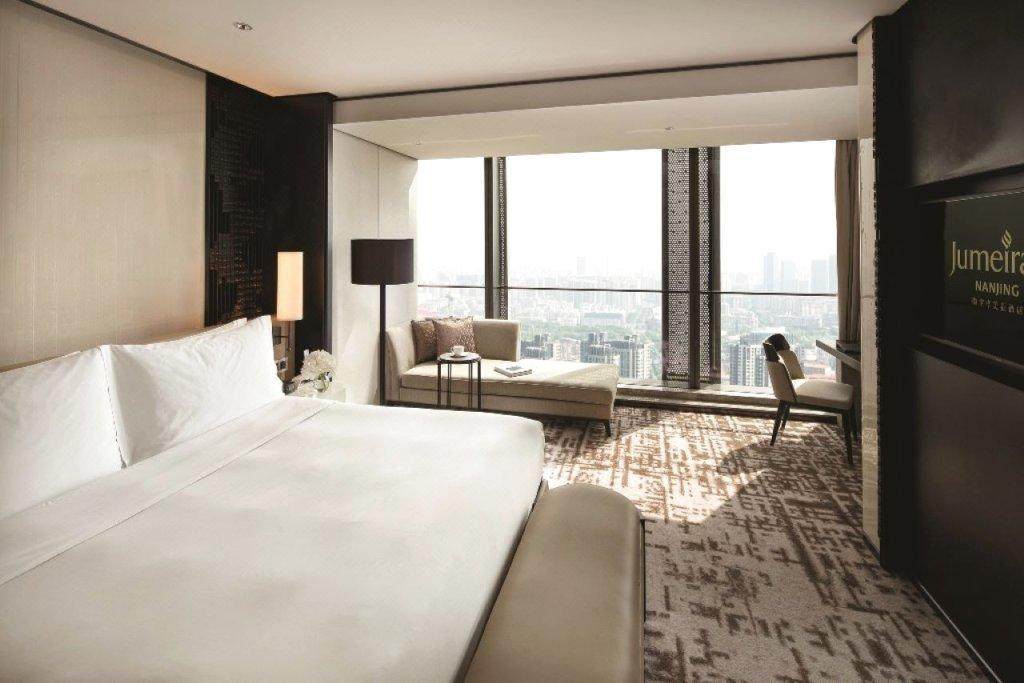 维也纳酒店5.0深圳梅林店豪华大床房，2025年智能升级体验如何？