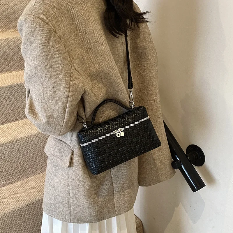 High-end portable small bag women's 2024 autumn and winter new fashion simple small square bag retro casual crossbody women's bag