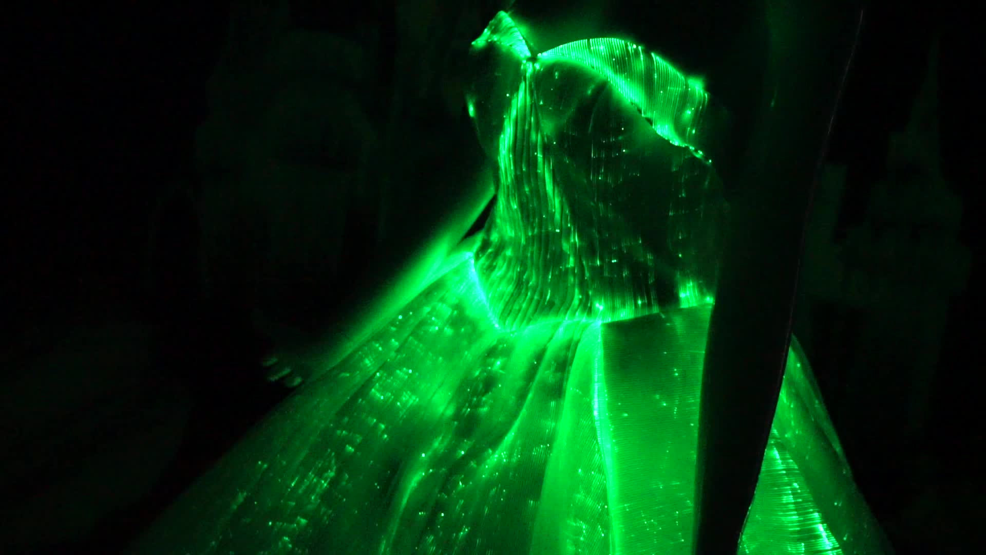 девушка со светящейся пробкой. хикару юбка с подсветкой.