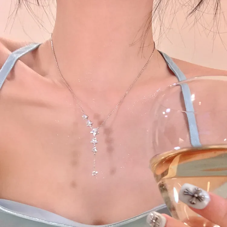 Design necklace with zircon