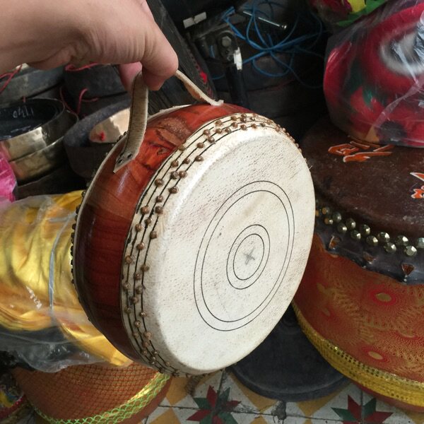 High-grade 6-inch-8-inch high-pitched log flat drum bamboo nail flat drum low war drum Chuantang drum bamboo nail drum Taoist drum