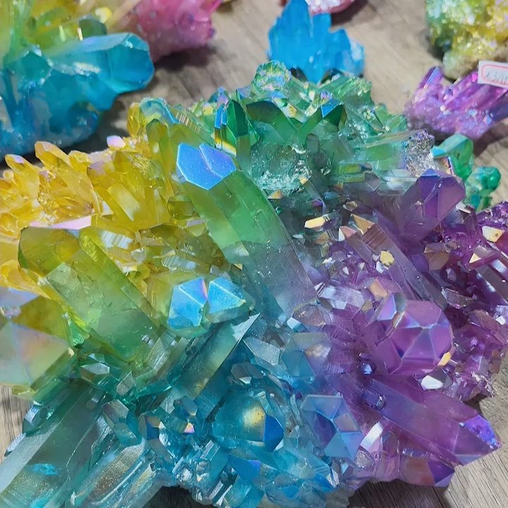 Радужный кристалл. Кристалл титаниум кварц. Радужный кварц титаниум. Самоцвет радужный кварц. Радужные кристаллы.