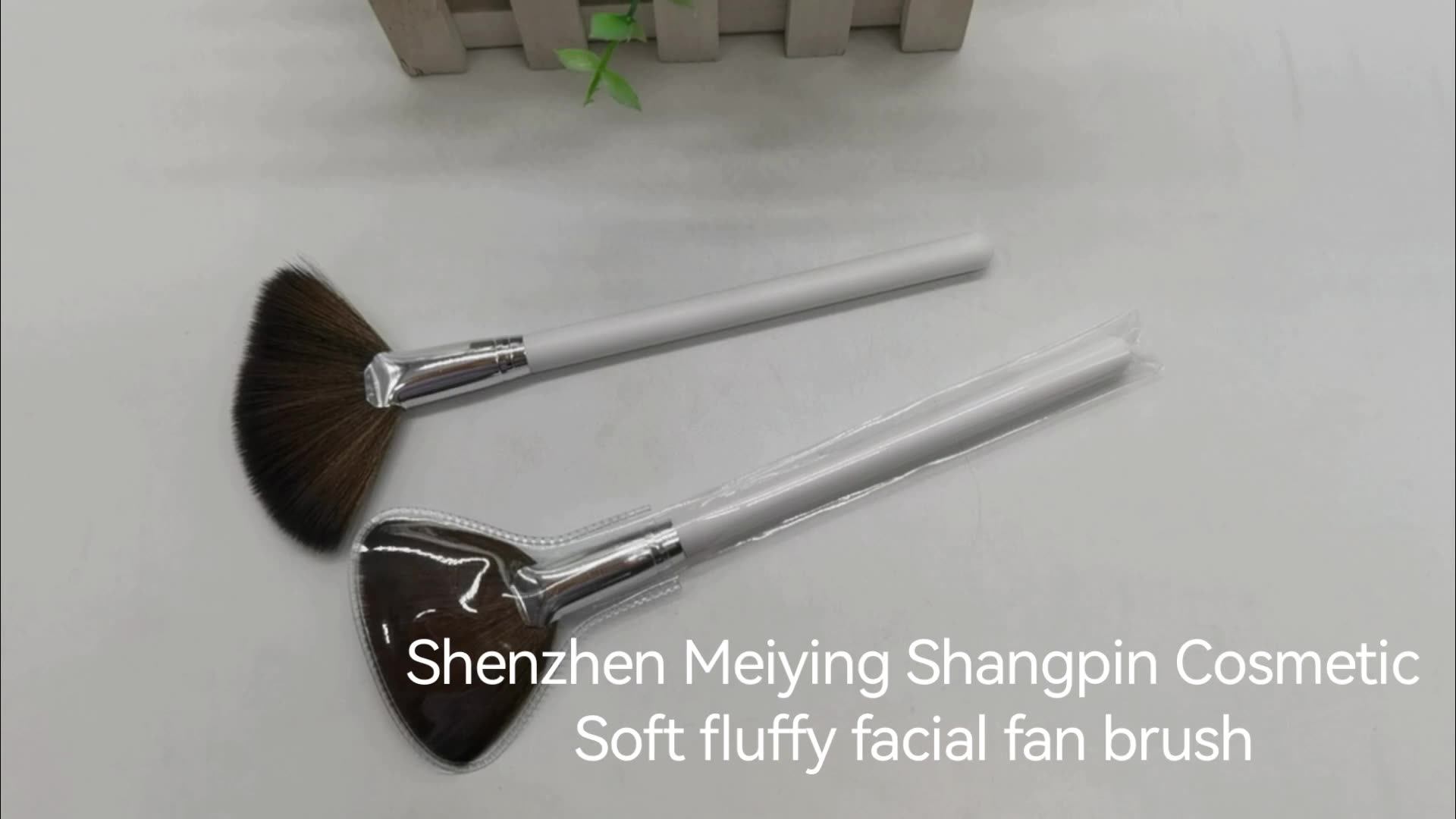 20cm Fluffy Soft Synthetic Bristles Highlight Powder Foundation Face