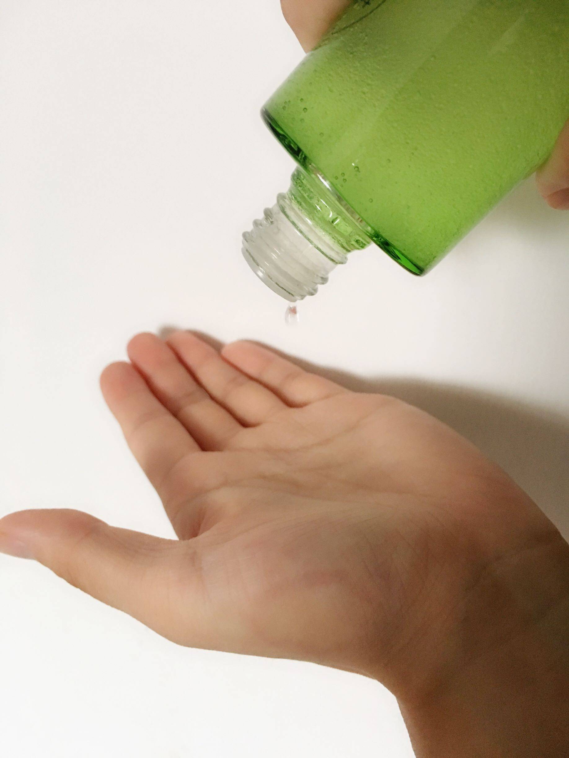 相宜本草睡莲水灵肌沁润精华露