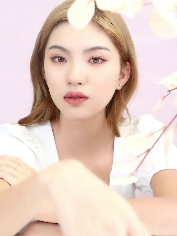 深圳女子佩戴18K金心形耳钉惊艳亮相晚宴