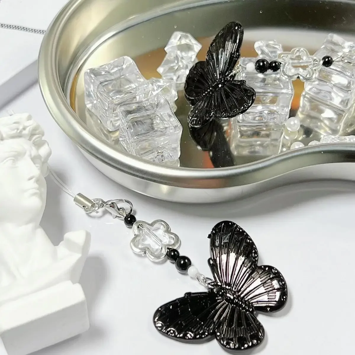 [Plum Blossom Little Black Butterfly] Hand-made beaded mobile phone chain pendant camera chain cute ins girl goo this chain niche