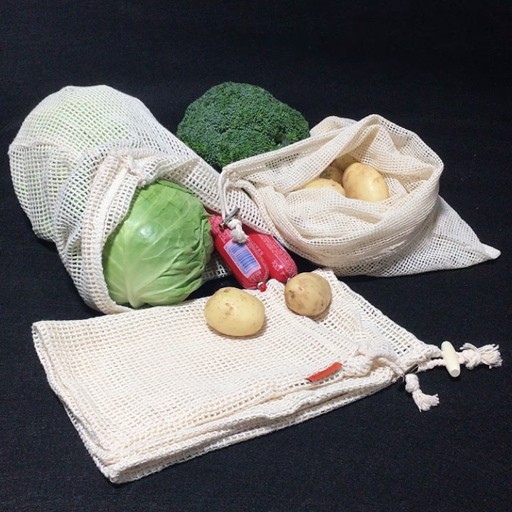 Полезные вещи из пластиковых бутылок. Эко мешок для продуктов. Полезную вещь мешочек. Пластиковые бутылке для мелочей. Аромасаше для шкафа.