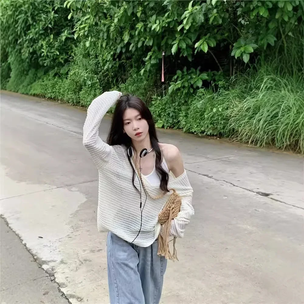 Hollowed V-neck long-sleeved T-shirt women's spring 2025 new loose lazy style outerwear blouses fashion