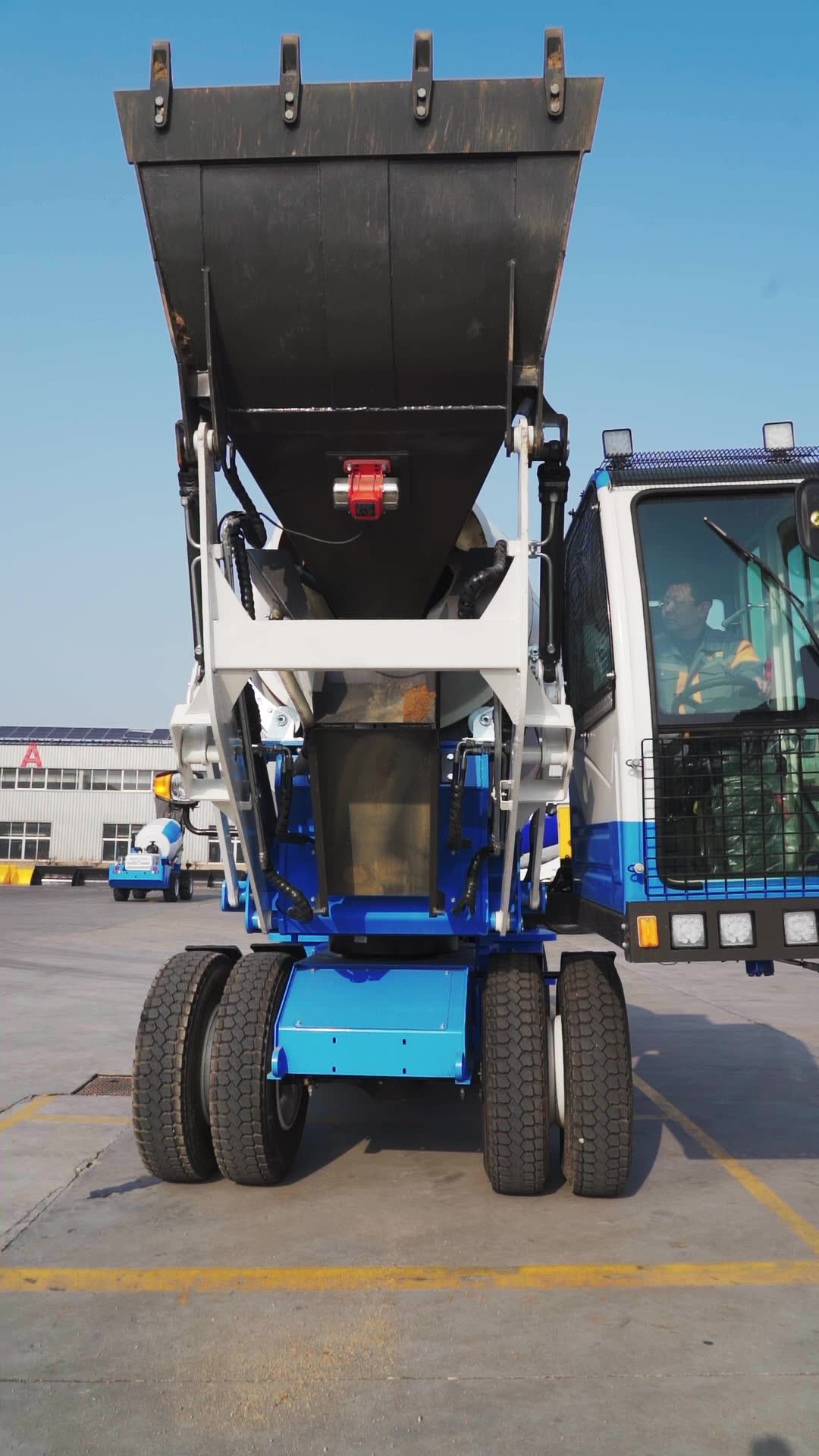 Auto Self Loading Concrete Mixer 2.6cbm Volumetric Cement Pump Self