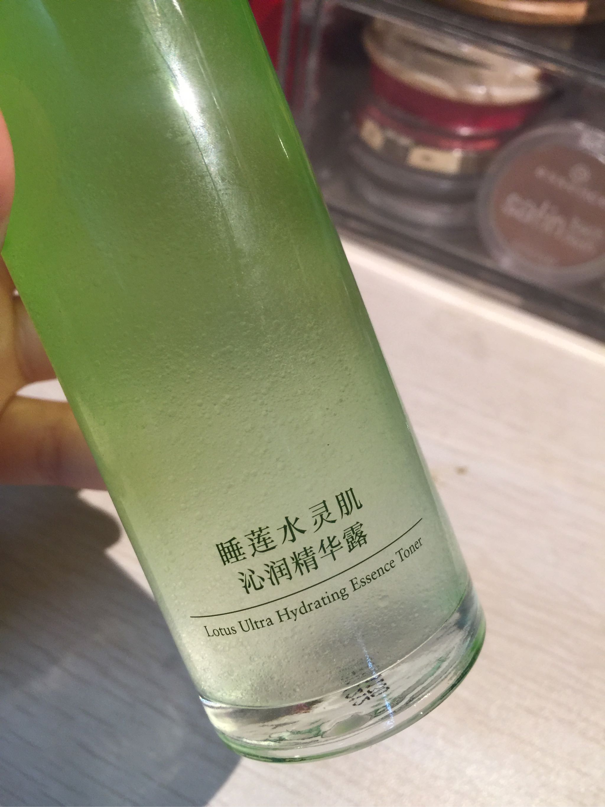 相宜本草睡莲水灵肌沁润精华露