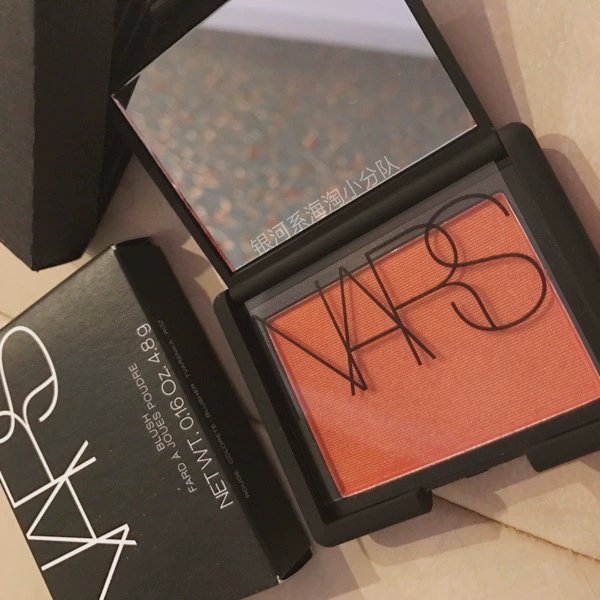 Má hồng đơn sắc NARS Taj Mahal Taj Mahal Ngưng màu Màu sắc hạnh phúc Giới hạn Màu mận - Blush / Cochineal