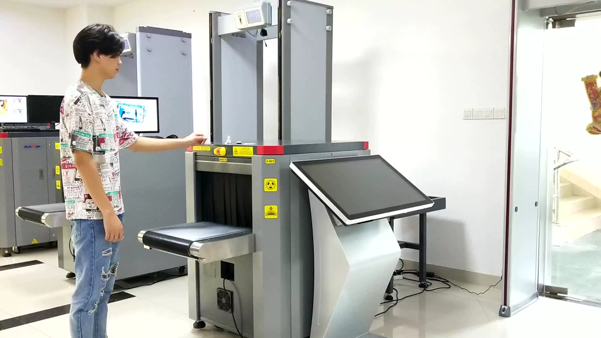 Scanning machine. Scanning machine. Scanning machine. Интроскоп для досмотра багажа. Досмотровая рентгенотелевизионная техника в таможне.