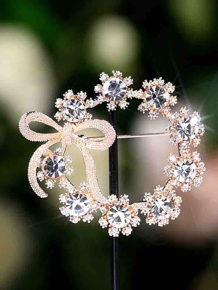 Europe and the United States artificial crystal brooch ins tide bow corsage personality wild pin temperament shawl cardigan buckle needle