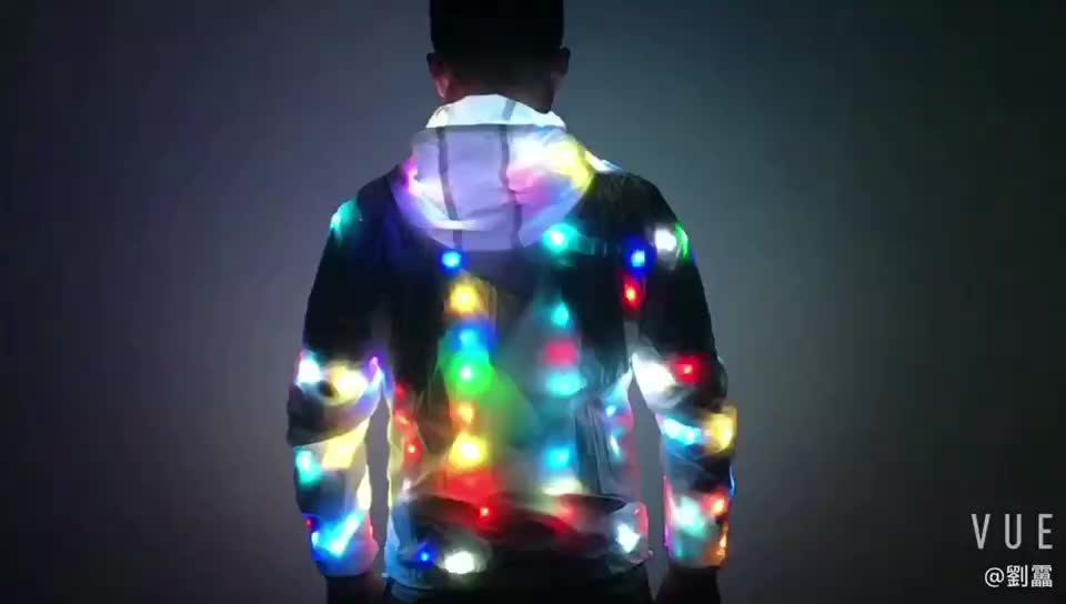 Светящаяся одежда. Светоотражающие куртки материал. Светящиеся куртки в темноте. Светящаяся куртка. Как называется светящаяся одежда.