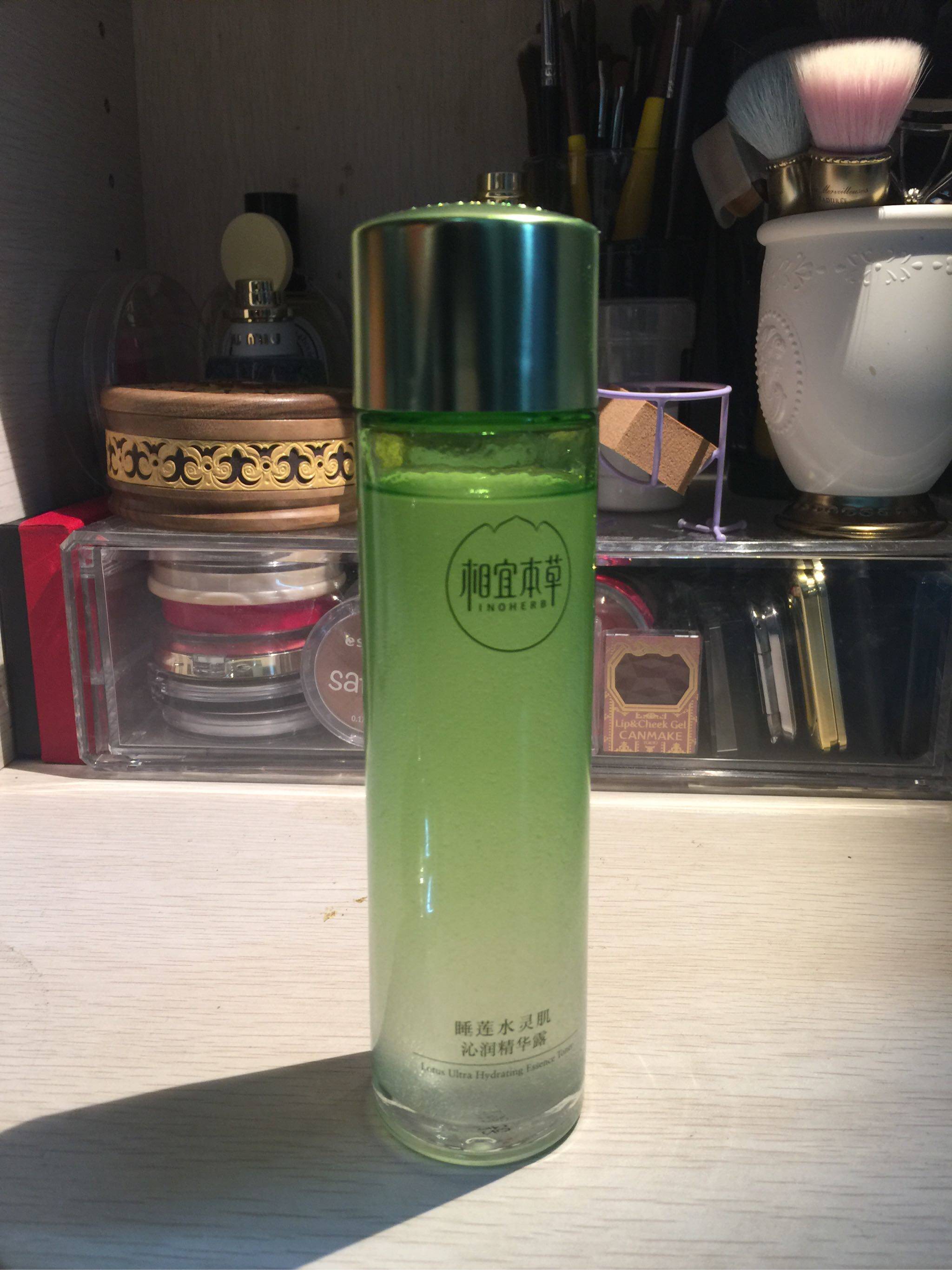 相宜本草睡莲水灵肌沁润精华保湿效果好!