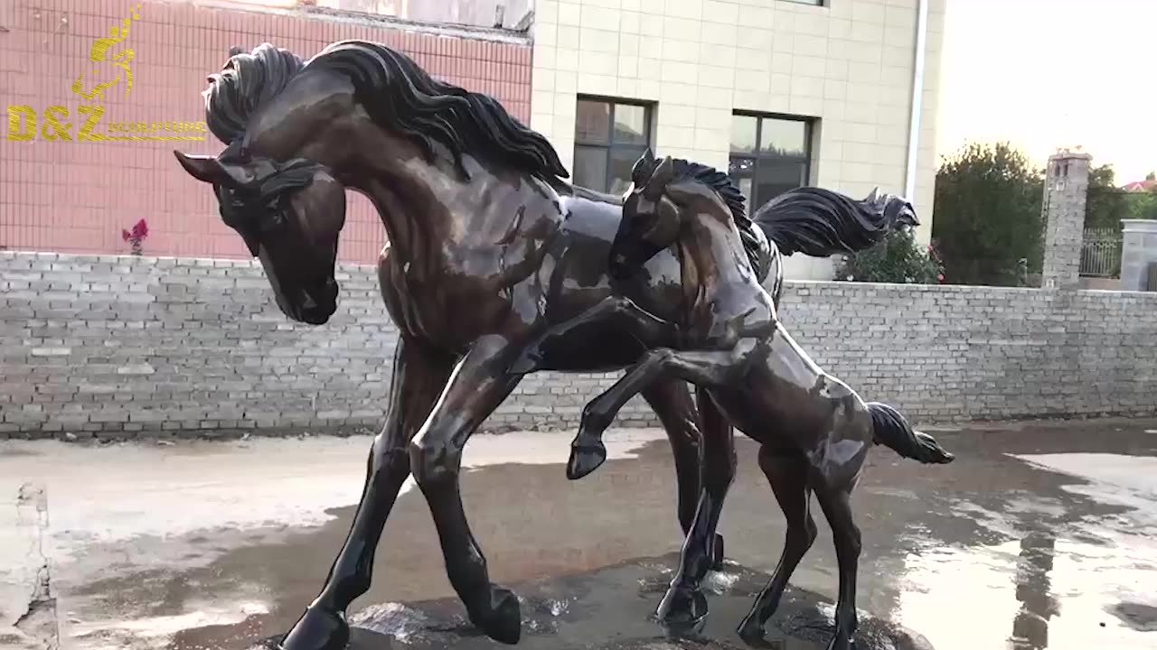 This mother and baby horse statue is made for a Belgium customer,he very loves horse statues,and this statue will be installed in his garden.

