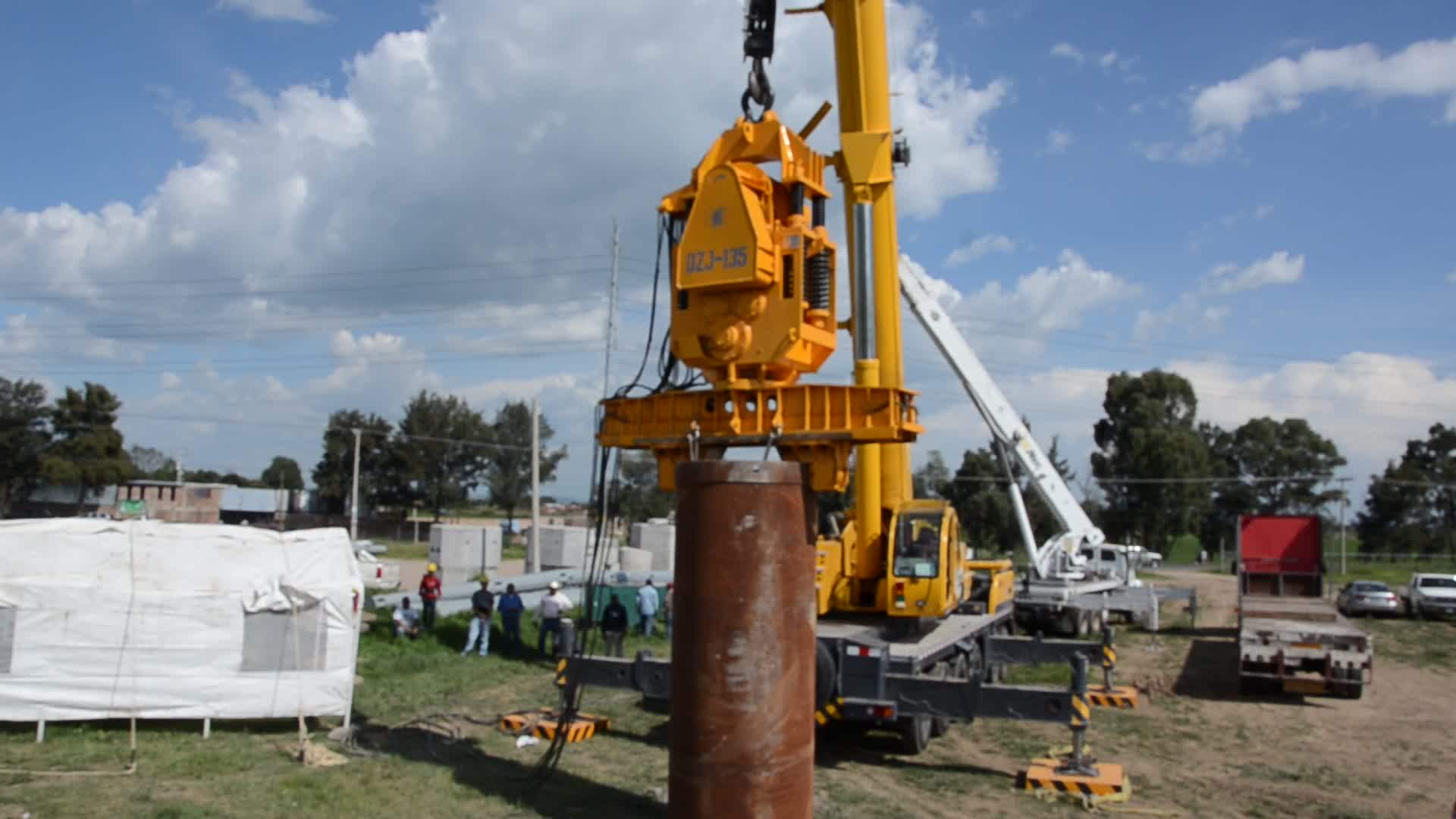 Вибропогружатель для свай на экскаватор