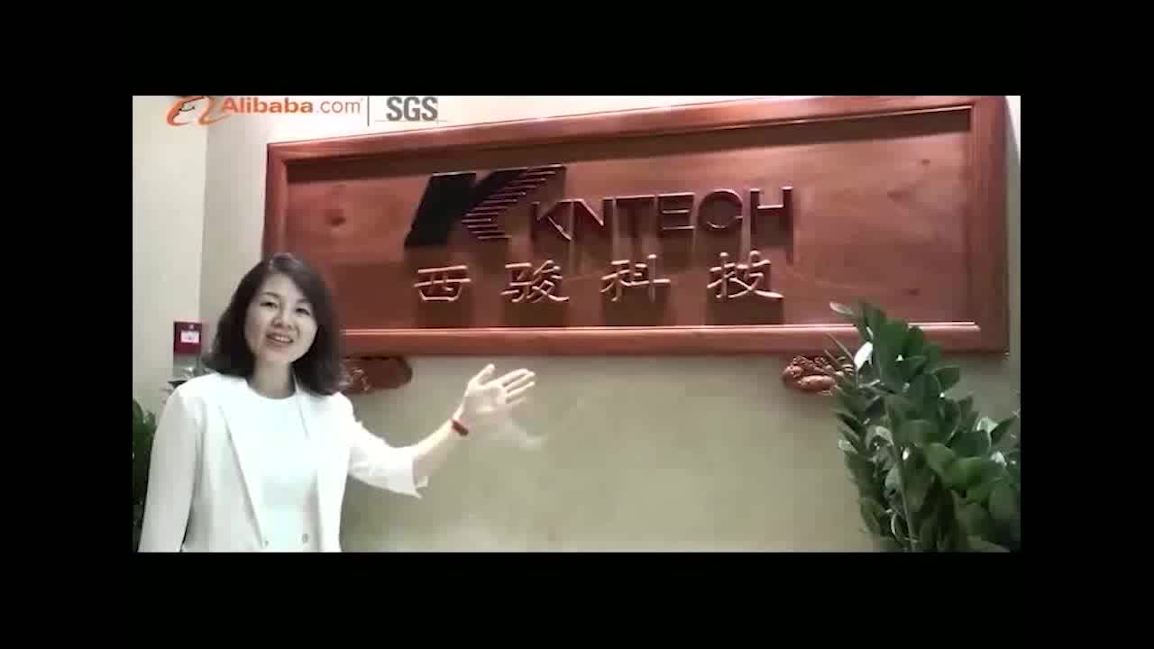 救命。该年头居然那人用电话亭。还该么潮。