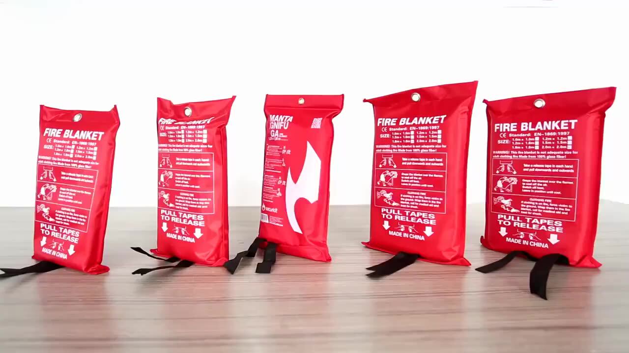 Покрывало для пожаротушения. Fire blanket use. Fire blanket. Крючки для огнеупорного одеяла. Противопожарное одеяло.