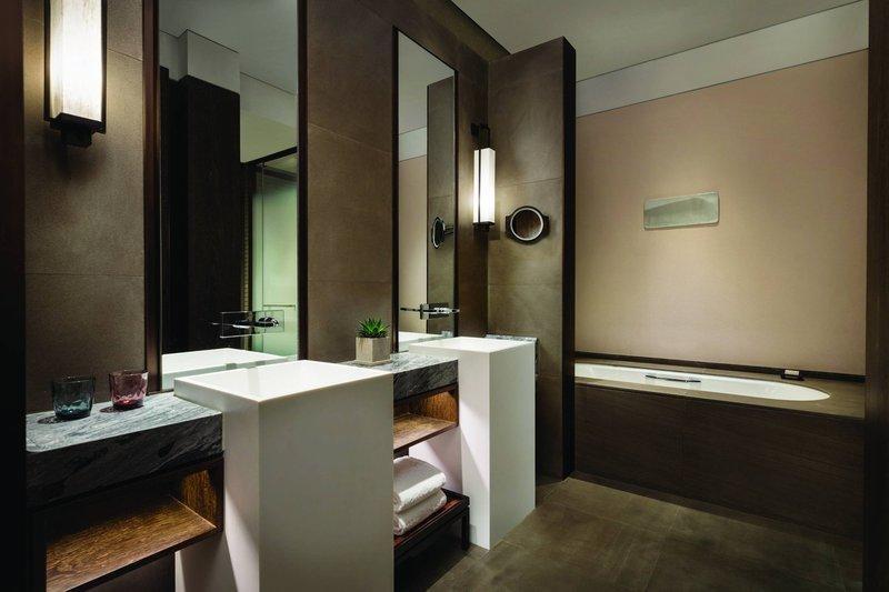 Qufu Luneng JW Marriott Hotel extra-large bed room