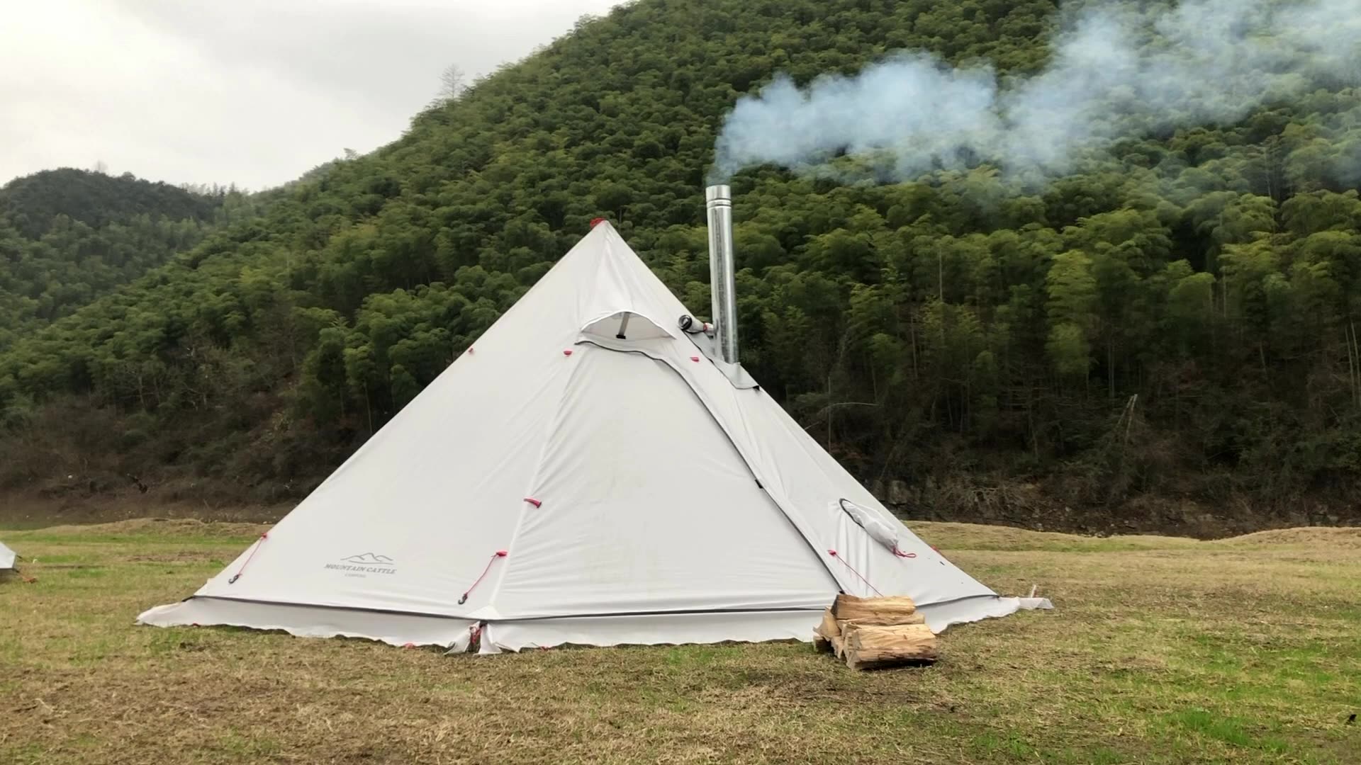 Заснеженная палатка на севере