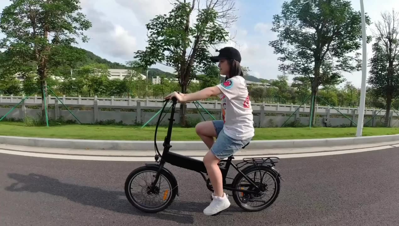 Китаец на электровелосипеде