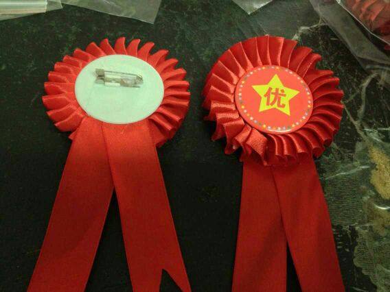 Kindergarten school starts Little red flower I'm a primary school student I read first grade Breast Blossom Breast badge Custom Dingding