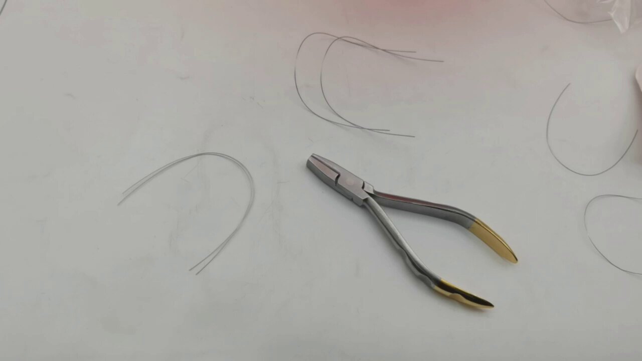 牙科正畸模型怎么选？自锁金属托槽vs陶瓷托槽4对比教学_口腔护理设备