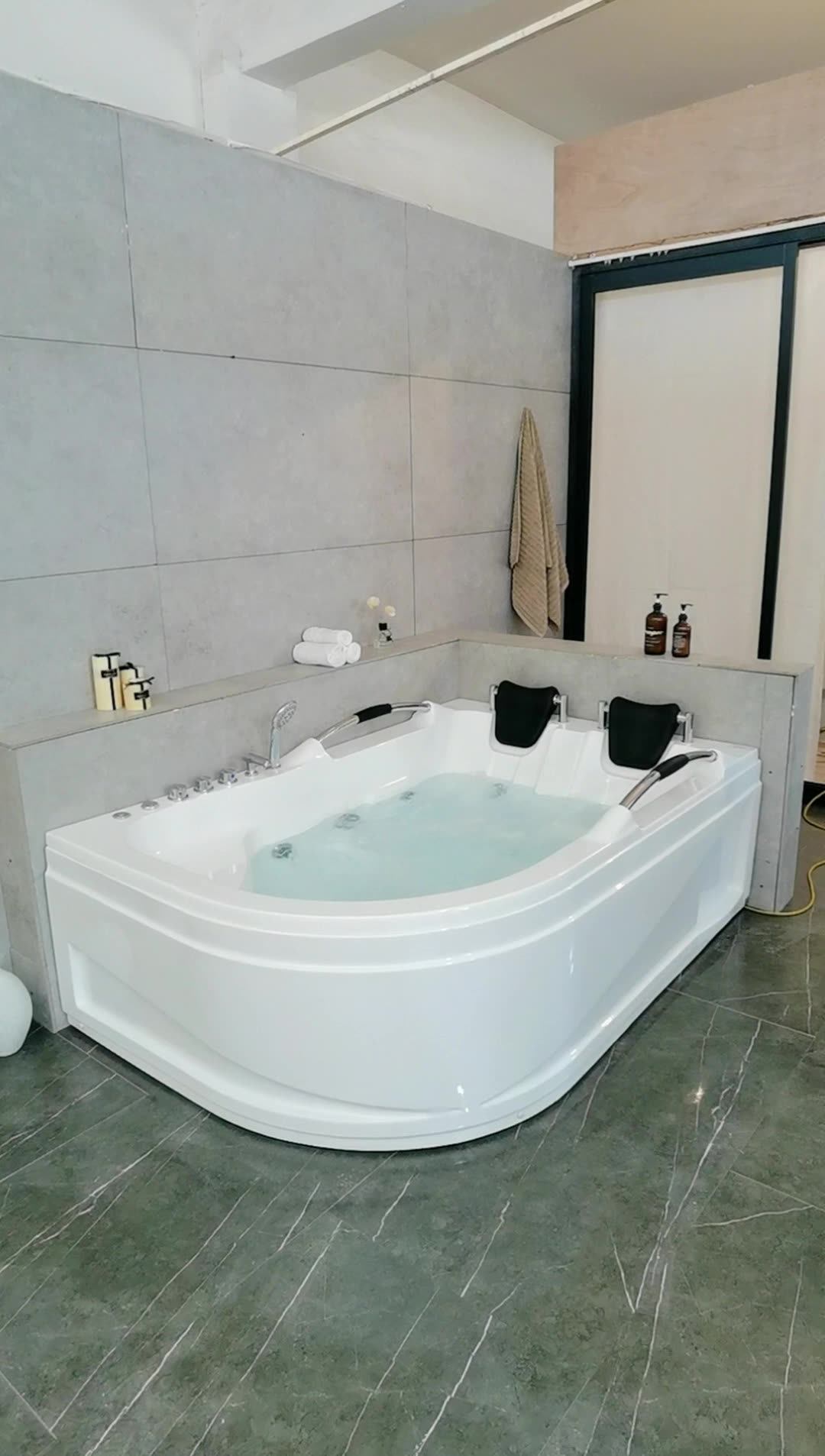 European Style Jacuzzier Massage Bathtub At A Cheap Price Acrylic