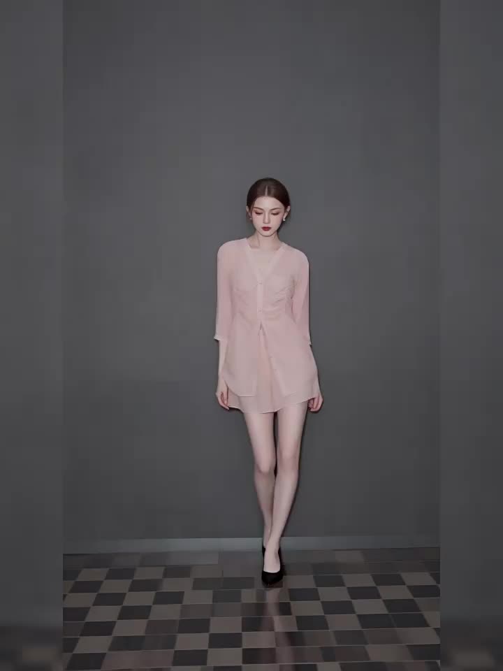2026夏季新款松弛感淡人穿搭｜粉色V领褶皱两件套，甜酷少女的夏日呼吸感穿搭来了！