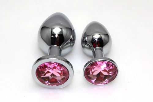 Flash Drill Anal Plug Мужчины и женщины поставляют хризантема на заднем дворе.