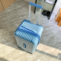 Голубая модели с голубой лианной лапшой