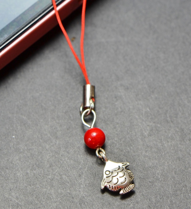 Factory direct sales Yunnan trinkets ancient style Tibetan ornament pendant small fish Tibetan silver red turquoise bag hanging mobile phone chain SJL003