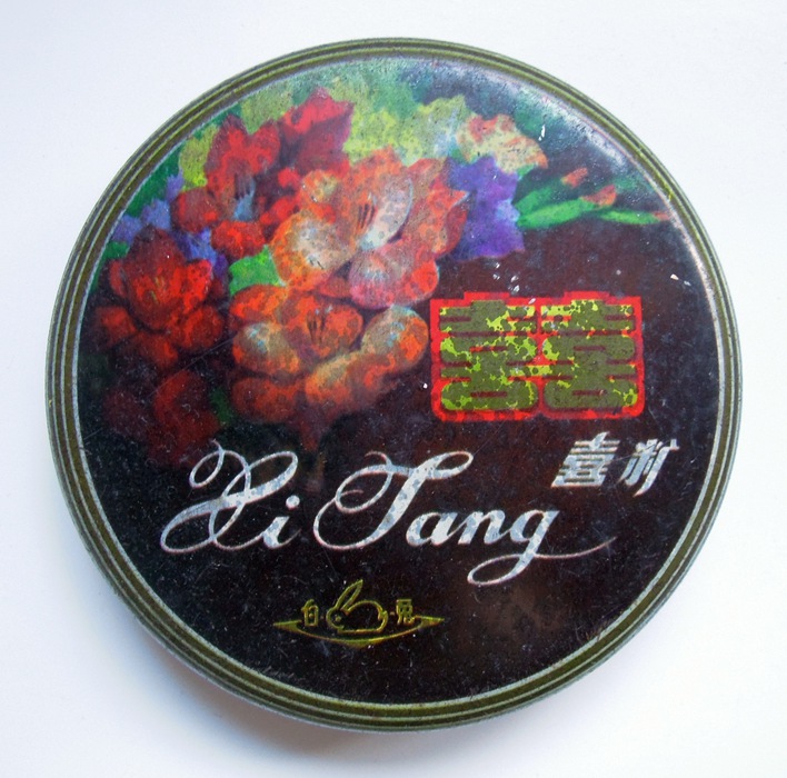 Liberation early text leather painted white rabbit flower pattern Shanghai Yimin Food Factory five old iron happy candy candy box