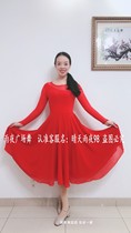 Rain night square dance video with the same Wanai Qianen mother said dress modern dance