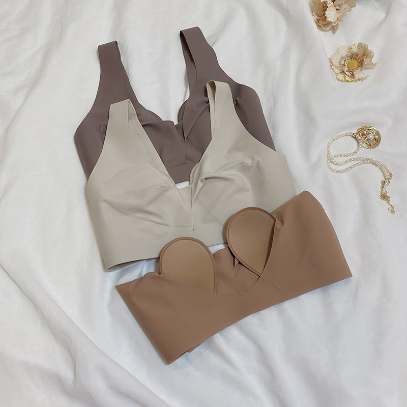 No-mark ultra-thin large chest display small underwear chest front hollowed-out sexy Rabbit ear cup poly widening of the shoulder strap on the bra