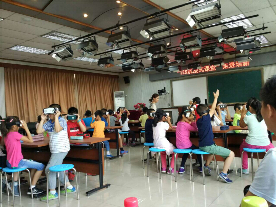 中国首个VR课堂——“IES沉浸式课堂”走进北京培新小学