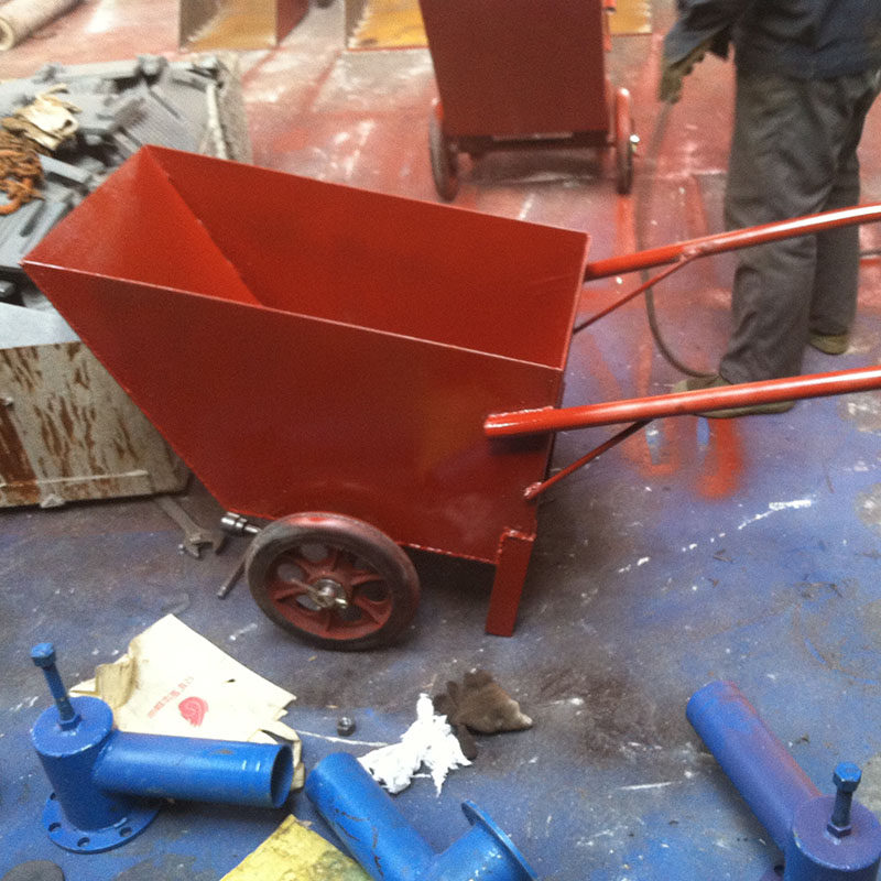 Construction site hand-pushed two-wheeled truck tipping trolley labor truck ash bucket truck household garbage pulling project