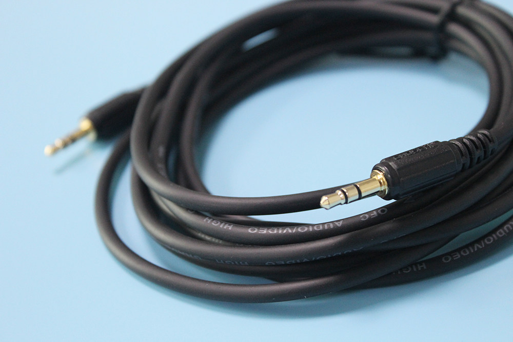 Akihabara General Motors CD audio line AUX line Mobile phone MP3 input line 3 5 head to head recording line